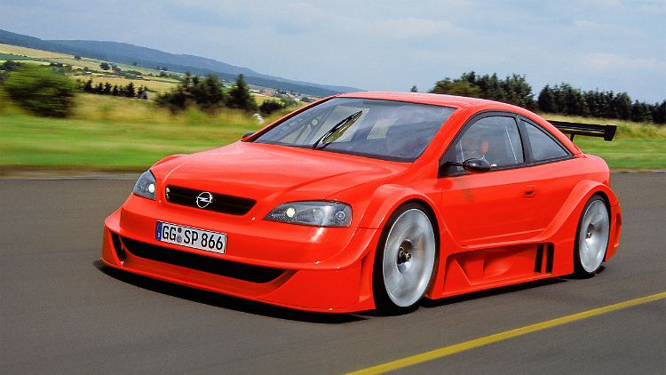 2001 gab die Supersportwagen-Studie Astra Coupé OPC X-Treme mit Flügeltüren und V8-Power einen Ausblick auf die Möglichkeiten.