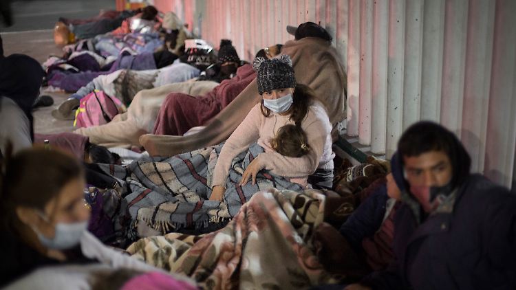 Dutzende von Migranten zentralamerikanischer und mexikanischer Herkunft warten darauf, dass die US-Behörden sie einreisen lassen.