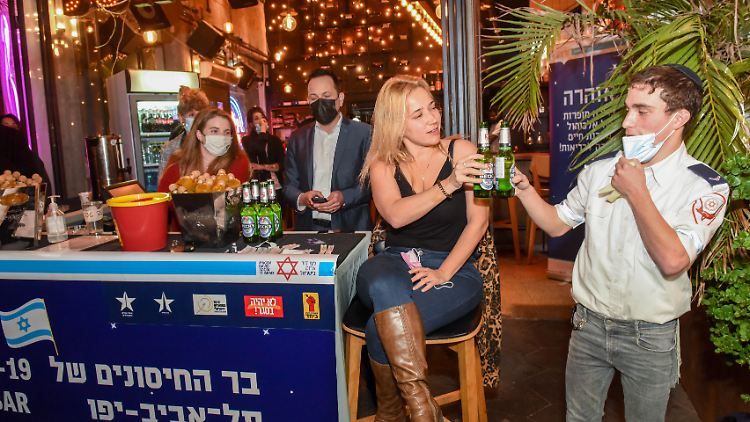 Erst impfen, dann feiern: Mit dem "Grünen Pass" dürfen Israelis in Bars, Restaurants und Fitnesscenter. 