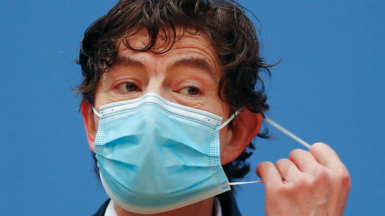 Noch ist es zu früh, die Masken abzunehmen, mahnt Drosten.