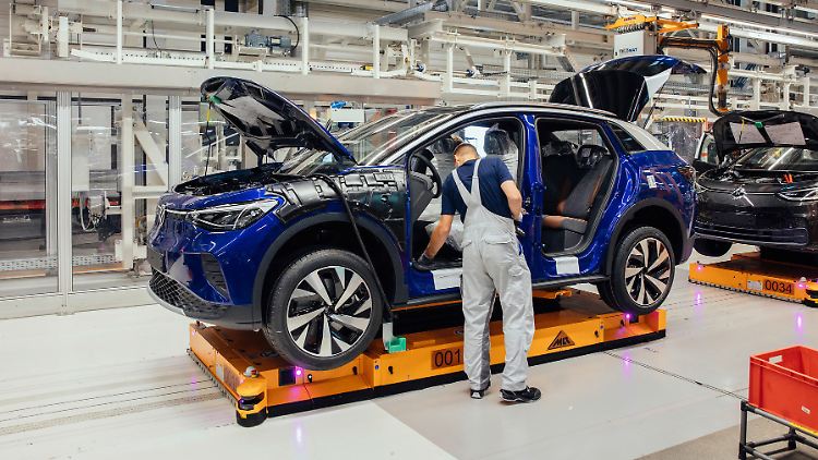 Der ID.4 ist nach dem ID.3 das zweite Elektroauto der Reihe. Beide bilden den sachten Auftakt zu einer wahren E-Auto-Flut des Konzerns.