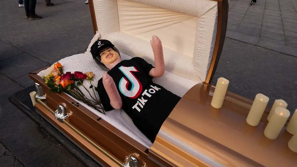 epi-224719649-REUTERSFOTO-2025-01-17T202926Z-1534135265-RC2VBCAT6URY-RTRMADP-3-USA-TIKTOK-JPG-Coffin-containing-a