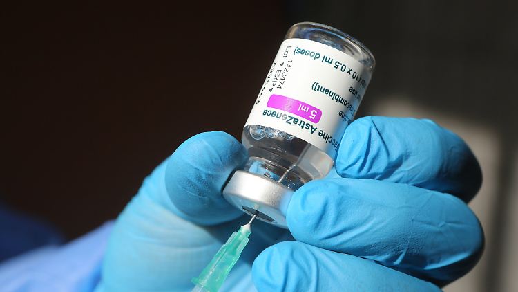 Astrazeneca spielt eine Hauptrolle bei den Impfkampagnen weltweit - die WHO empfielt das Vakzin trotz des Thrombose-Verdachts weiter.