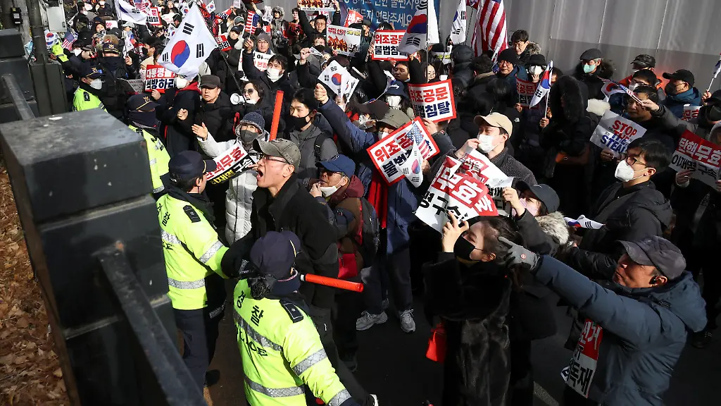 epi-224724018-REUTERSFOTO-2025-01-18T053513Z-1975581506-RC25CCAM9JEI-RTRMADP-3-SOUTHKOREA-POLITICS-JPG-Pro-Yoon-protesters