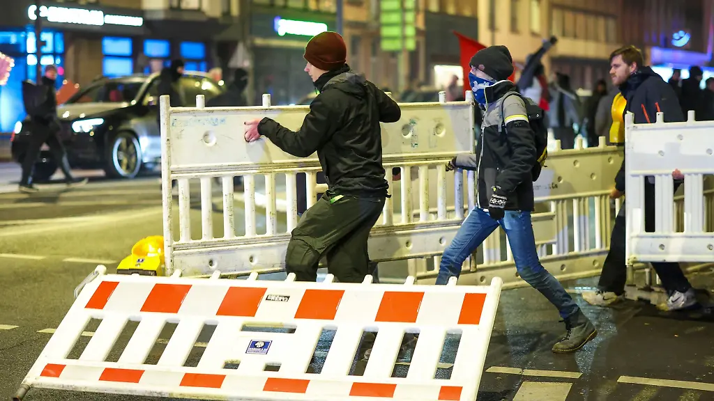 Linke-Aktivisten-haben-einen-Demonstrationszug-von-Rechtsextremen-blockiert-und-dabei-laut-Polizei-auch-Einsatzkraefte-angegriffen