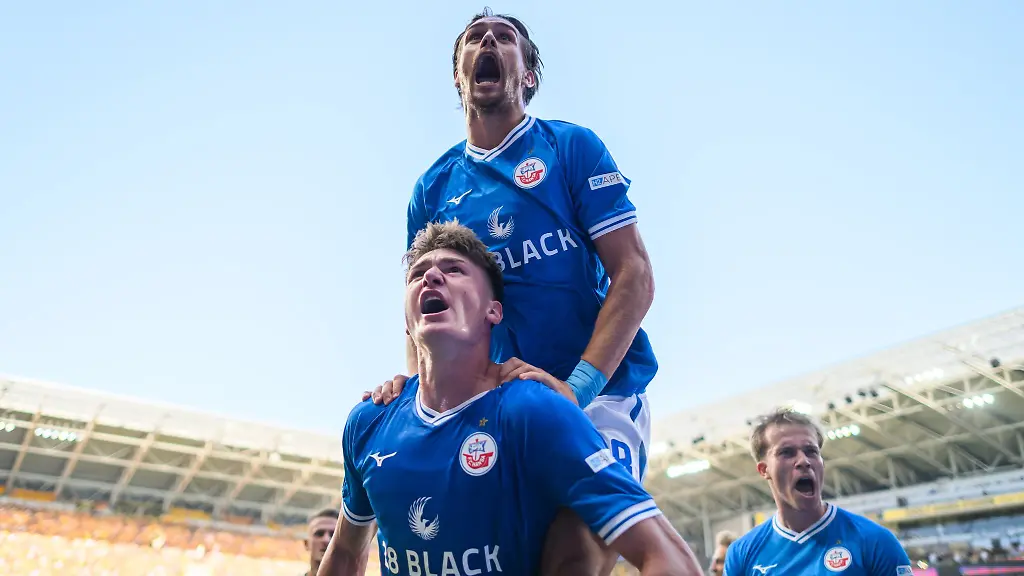 Sigurd-Haugen-oben-traf-fuer-Hansa-Rostock-beim-Erfolg-in-Stuttgart-doppelt