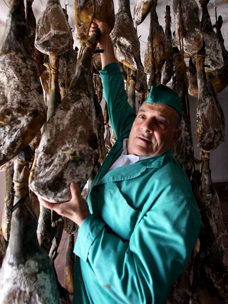 In der Trockenkammer von Alejo Pérez Carasco hängen Hunderte Schinken.
