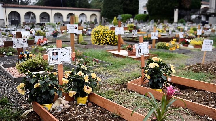 Die vielen frischen Gräber auf dem Friedhof von Bergamo erinnern an die Verluste des vergangenen Jahres.