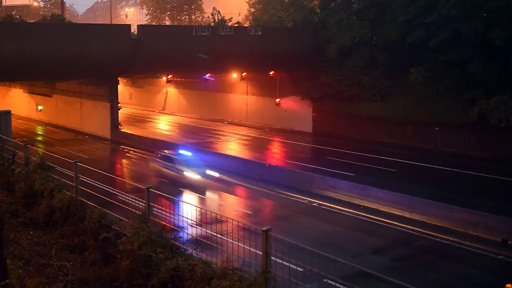 Im-Werstener-Tunnel-in-Duesseldorf-ist-ein-Pferd-von-einem-Anhaenger-gestuerzt-und-ueberfahren-worden
