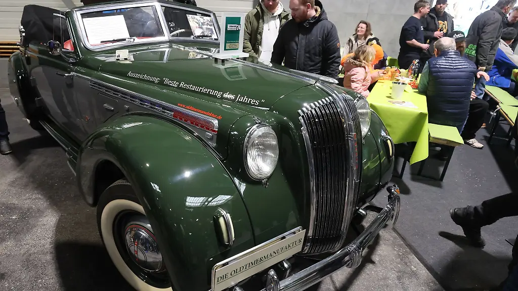 Der-Opel-Admiral-Hebmueller-Sport-Kabriolett-Baujahr-1938-gehoerte-zu-den-wichtigsten-Ausstellungsstuecken-der-Oldtema