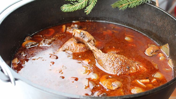 Im Jägertopf sind Wildschweingulasch, Hirschgulasch und Entenkeulen. Wer will, kann auch Hase, Fasan, Reh oder Truthahn nehmen.