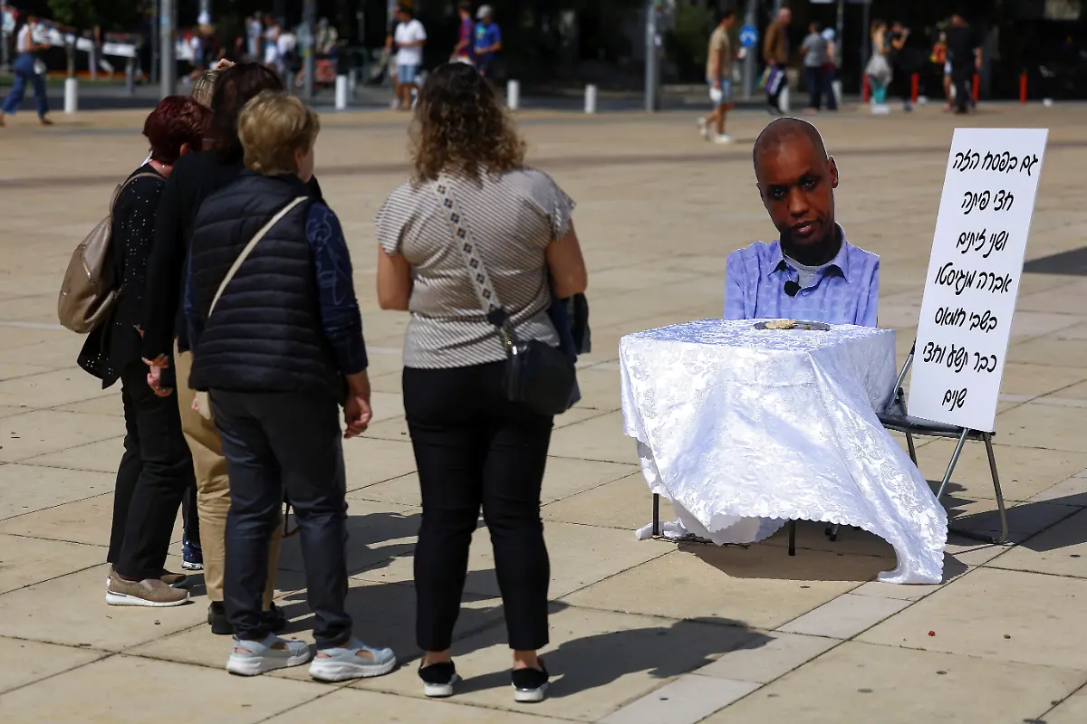 2024-04-19T081248Z-1687535583-RC2K97AH16I4-RTRMADP-3-ISRAEL-PALESTINIANS-PASSOVER-INSTALLATION