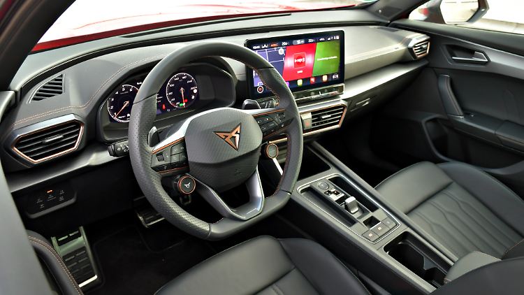 Sportlenkrad mit Startknopf und Fahrmenüsteuerung gehören auch zum Cupra Formentor VZ.