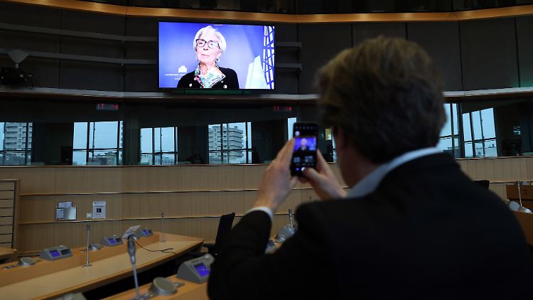 Notenbankchefin Christine Lagarde in einer Videoschalte mit dem Wirtschafts- und Währungsausschuss des EU-Parlaments.