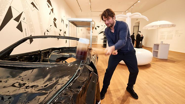 Friedrich von Borries verteilt Stipendien fürs Nichtstun und bietet in einer Ausstellung die Möglichkeit, auf einen alten Porsche einzudreschen. Was er hier vorführt.