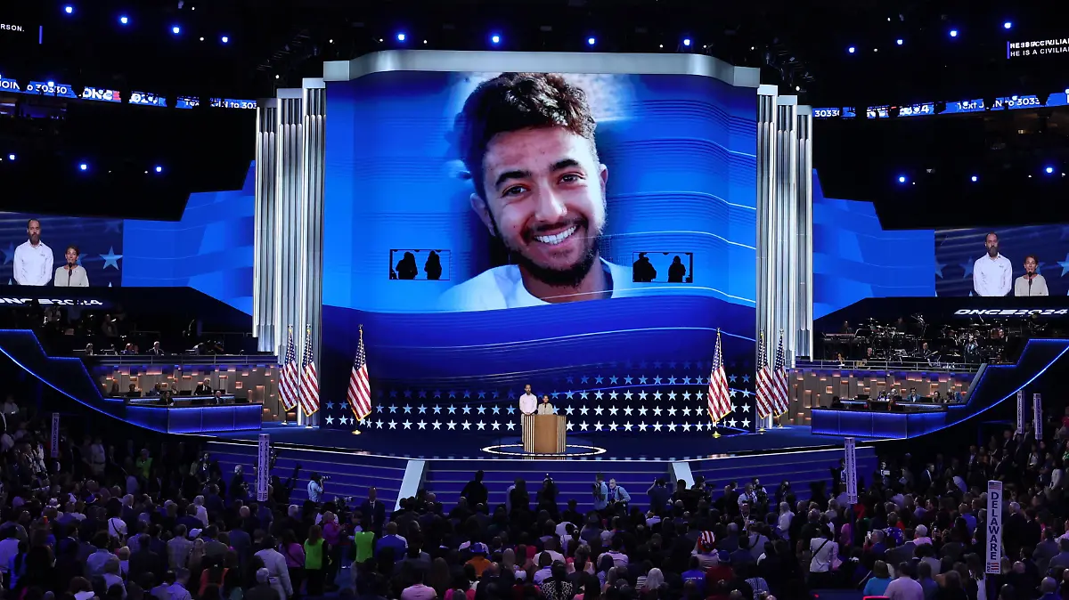 2024-08-22T003621Z-690894455-HP1EK8M01OJX3-RTRMADP-3-USA-ELECTION-DEMOCRATS