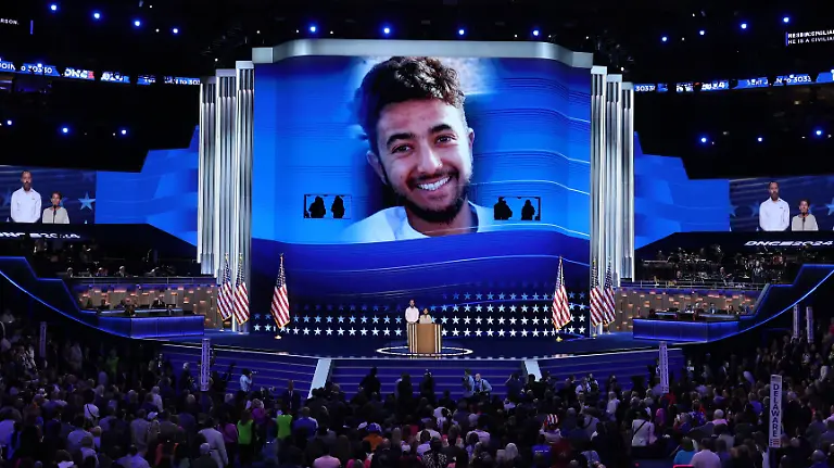 2024-08-22T003621Z-690894455-HP1EK8M01OJX3-RTRMADP-3-USA-ELECTION-DEMOCRATS