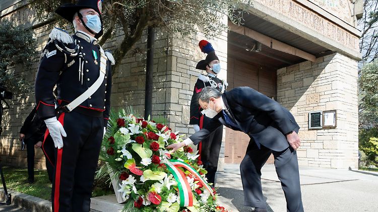 Premier Draghi legt auf dem Friedhof in Bergamo einen Kranz nieder.
