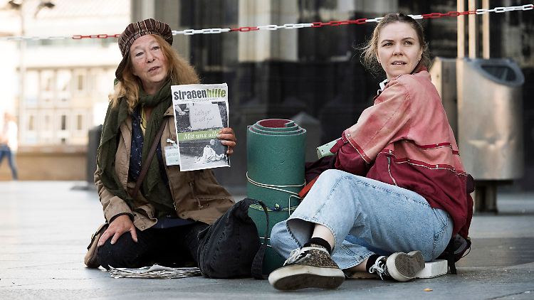 Die obdachlose Moni (l.) hilft Ella dabei, sich auf der Straße durchzuschlagen.