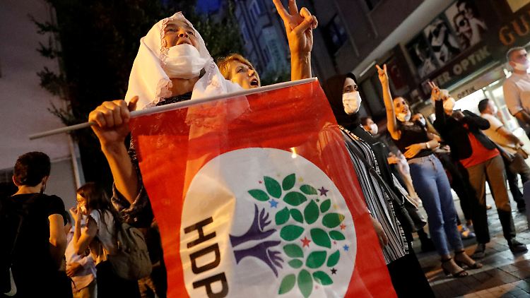 In Istanbul wird gegen die HDP-Verbotspläne protestiert. Die Oppositionspartei hatte das Verfahren als "politischen Putsch" angeprangert.