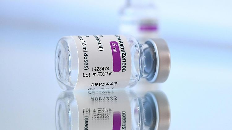 Zu Risiken und Nebenwirkungen fragen Sie die EMA: Beim Vakzin von Astrazeneca überwiegen die Vorteile, urteilt die Behörde nach der Prüfung.