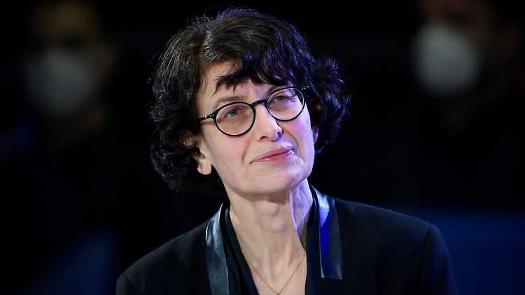 "Wir werden, denke ich, noch eine Weile mit Corona zu tun haben", sagt Özlem Türeci.