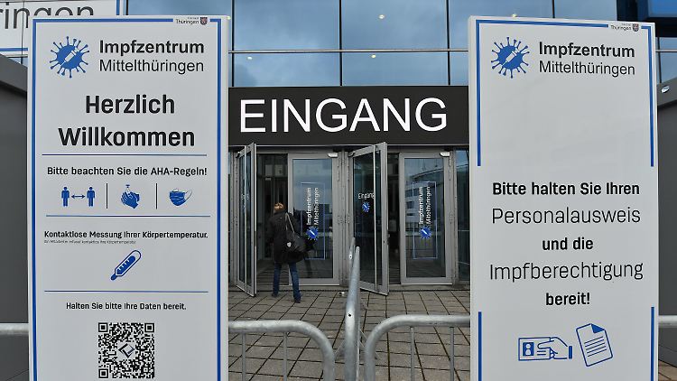 In vielen Ländern wird Astrazeneca schon heute wieder gespritzt, Termine behalten ihre Gültigkeit. 