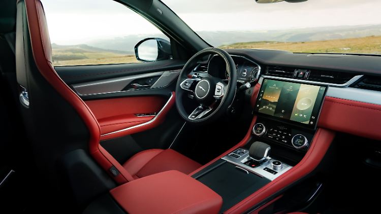 Der Innenraum des Jaguar F-Pace ist jetzt wesentlich eleganter und wirkt deutlich wertiger als noch beim Vorgänger.