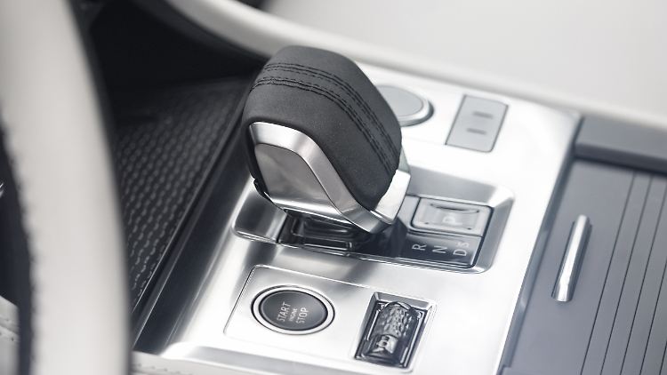 Der Drive Selector musste auch im Jaguar F-Pace wieder einem herkömmlichen Gangwahlhebel weichen.