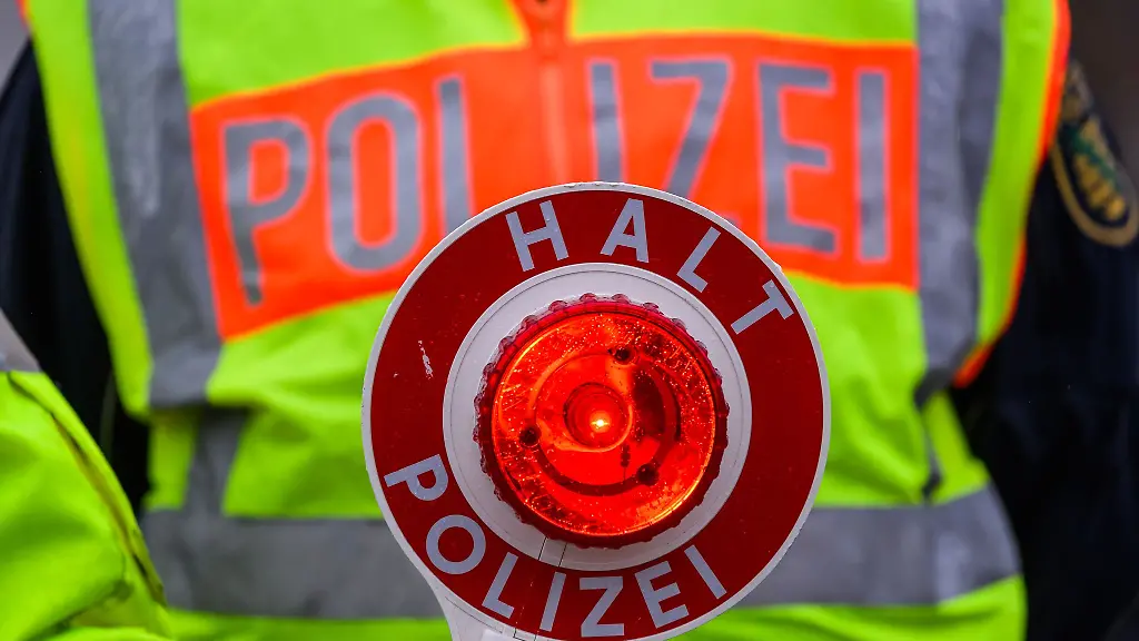 Aufgrund-der-hohen-Motorisierung-raste-der-Autofahrer-mit-seinem-SUV-der-Polizei-davon