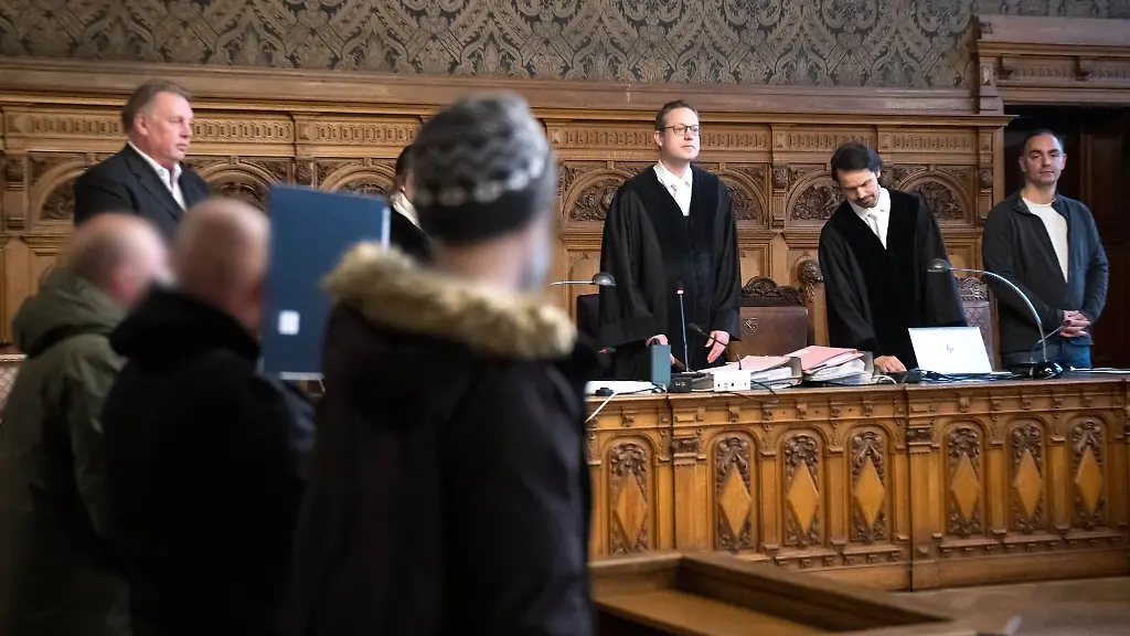 Drei-Angeklagte-stehen-wegen-schwerer-Brandstiftung-und-gefaehrlicher-Koerperverletzung-vor-dem-Landgericht-Bremen