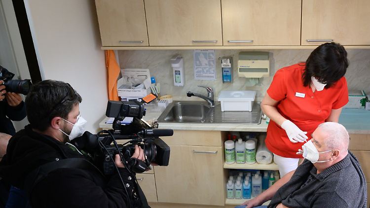 Noch ist das so selten, dass darüber berichtet wird: Eine Arzthelferin im sächsischen Dippoldiswalde impf in einer Hausarztpraxis einen Patienten und wird dabei gefilmt.