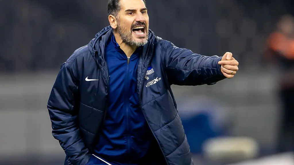 Hertha-Trainer-Cristian-Fiel-stimmt-seine-Mannschaft-auf-die-Rueckrunde-ein