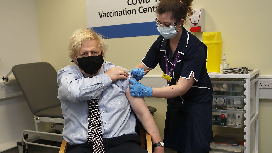 "Habe buchstäblich nichts gespürt": Der britische Premier ließ sich in demselben Krankenhaus impfen, in dem er wegen seiner Corona-Erkrankung behandelt wurde.