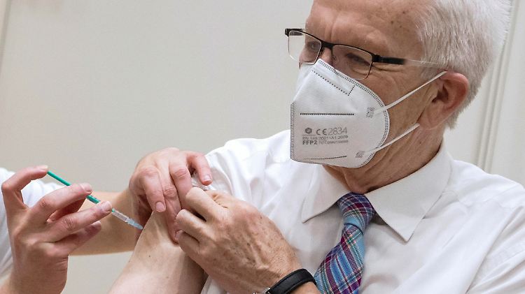 Baden-Württembergs Ministerpräsident Kretschmann ließ sich vor dem Impfgipfel selbst impfen - mit 72 Jahren war er an der Reihe.