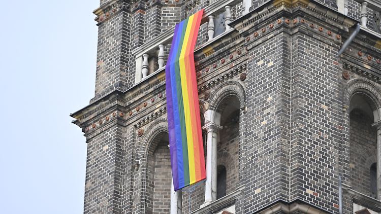 An der Pfarrkirche Breitenfeld in Wien weht eine Regenbogenfahne - dem Vatikan weht wiederum ein Wind des Protests entgegen.