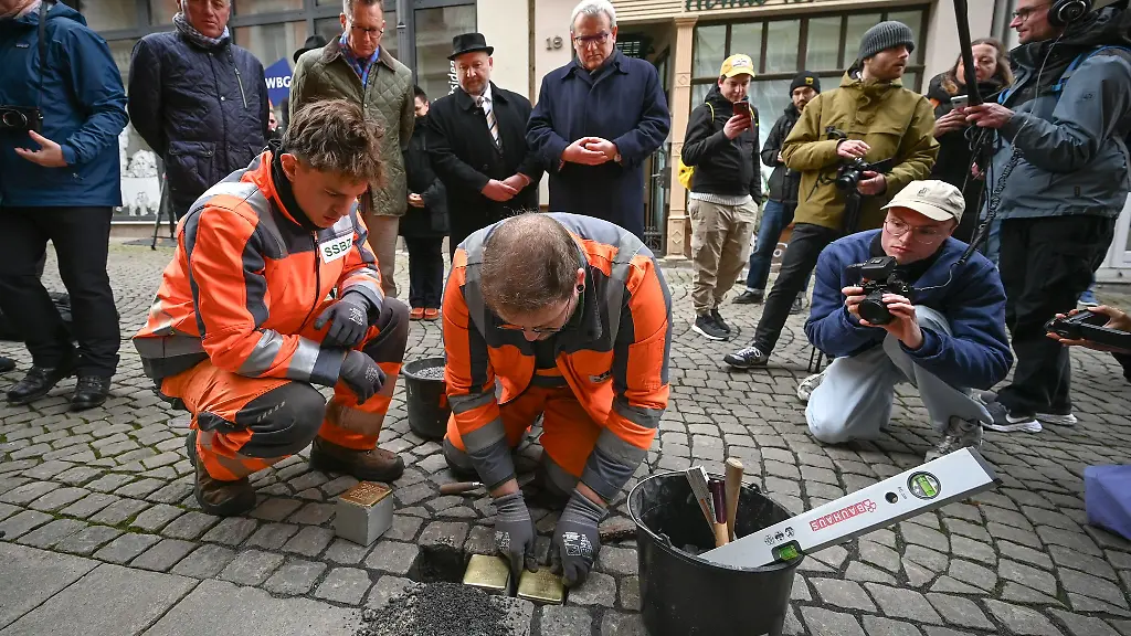 Zehn-provisorische-Stolpersteine-aus-Zeitz-sind-jetzt-ins-Museum-gekommen