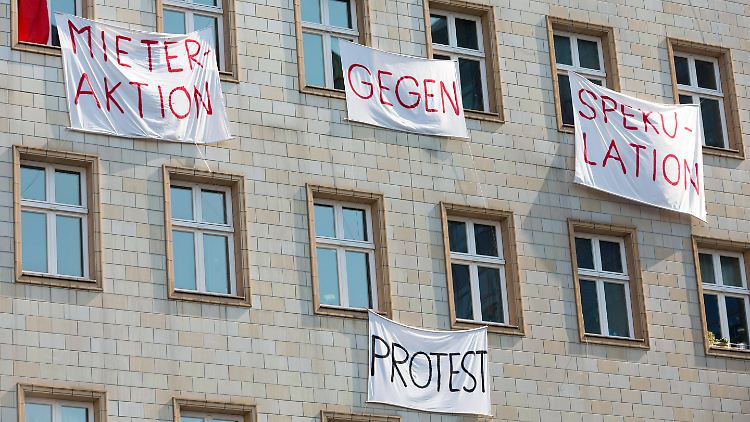 Die Berliner Grünen unterstützen verschiedene Mieterinitiativen, die Immobilienunternehmen "vergesellschaften" wollen.