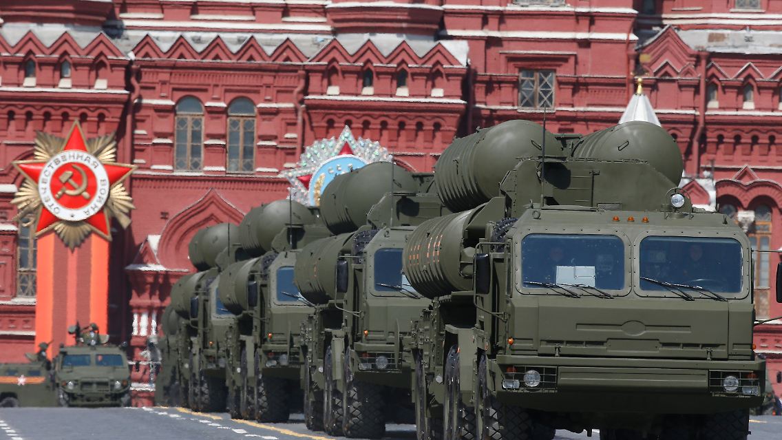 Die russische Armee präsentiert die S-400 2015 bei einer Militärparade in Moskau.
