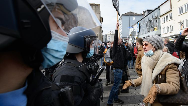 Kritiker bezeichnen das Einsatzkonzept der Polizei bei der Demo als gescheitert. 