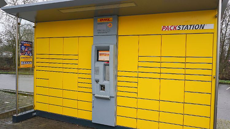 Der Junge krabbelte in eines der Fächer in einer Packstation.