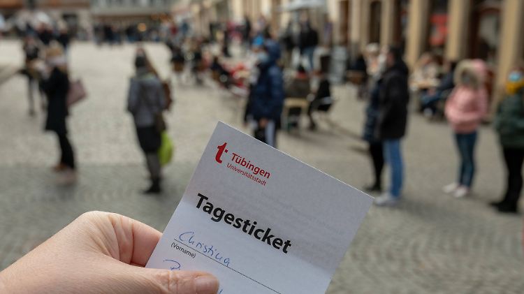 Nach einem negativen Corona-Test kann in der Altstadt von Tübingen mit einem "Tagesticket" eingekauft werden. Solche Modellprojekte sollen nun den Segen der MPK bekommen.
