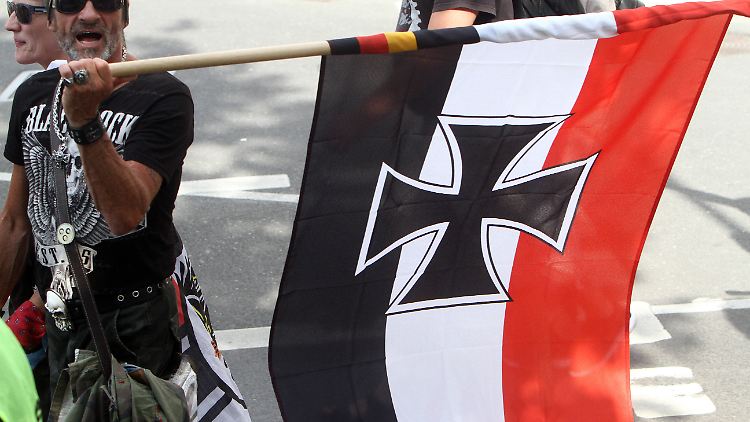 Auf einer Demonstration mit wenigen hundert Teilnehmern der Initiative Corona Rebellen Düsseldorf im Juli 2020.