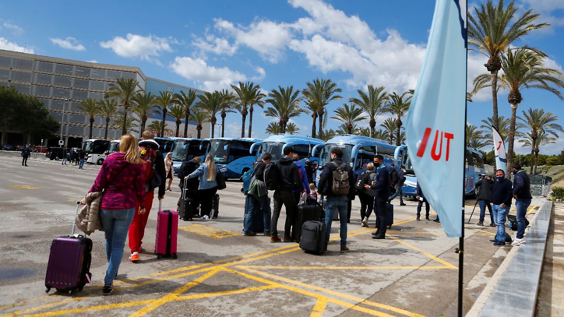 Die ersten Urlaubsflieger sind auf Mallorca gelandet.