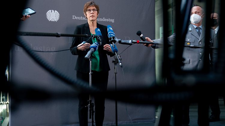 Verteidigungsministerin Kramp-Karrenbauer hat noch nicht über die Zukunft des KSK entschieden.