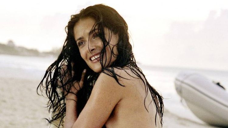 2004 mit Pierce Brosnan in "After The Sunset", aber im Bikini.