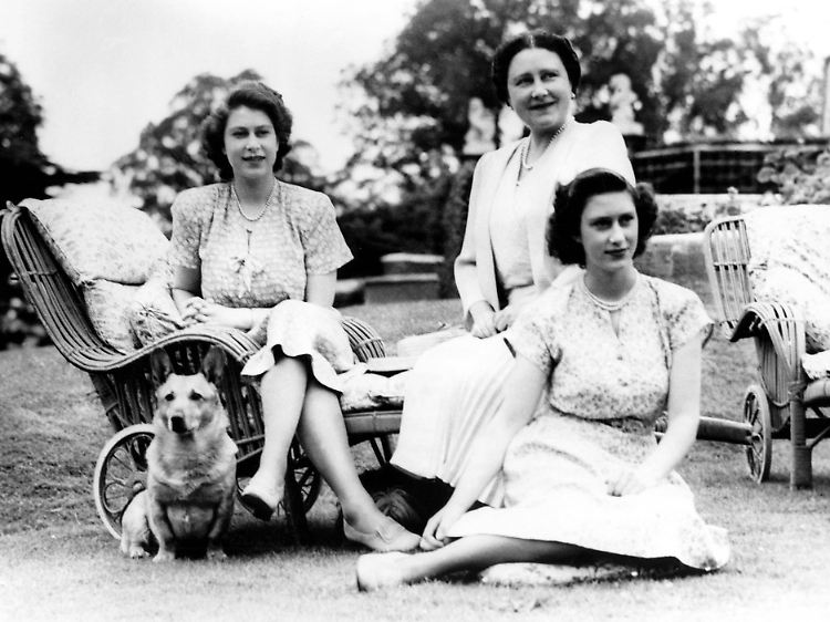 Königinmutter, Schwester Margaret und Elizabeth 1946 mit ihrem damaligen Lieblings-Corgi Susan.