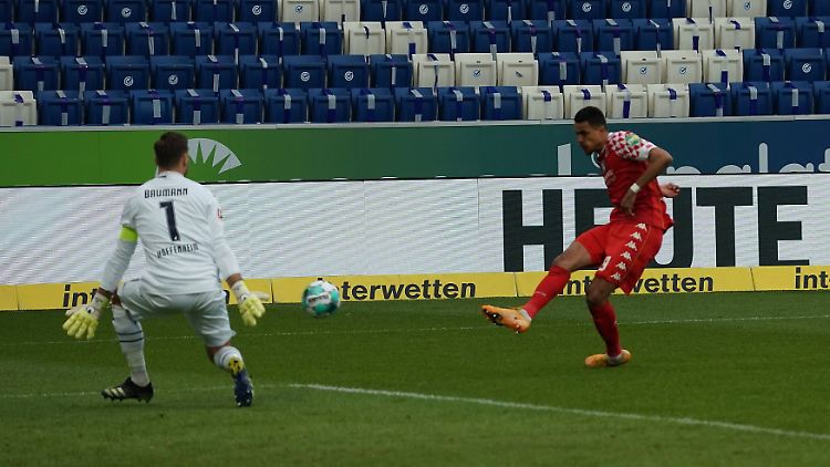 Robert Glatzel und sein Schuss in die Bundesliga-Geschichtsbücher.