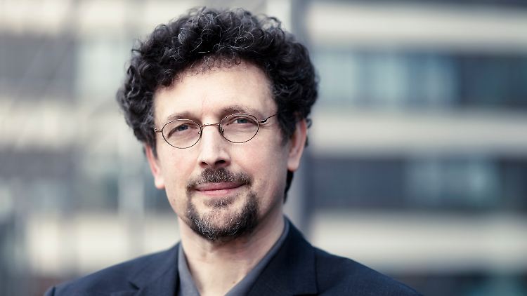 Ulrich Ott ist Diplom-Psychologe und erforscht seit über 20 Jahren an der Universität Gießen veränderte Bewusstseinszustände und Meditation. Außerdem lehrt er im Fachbereich Psychologie zu Yoga und Meditation.