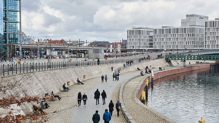 Frühlingshaftes Wetter: Es haben wieder mehr Menschen Lust aufs Spazierengehen wie an der Spree in Berlin.